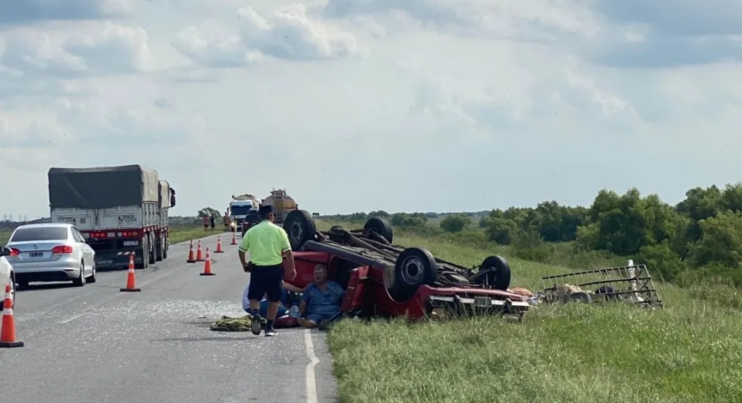 choque-y-vuelco-en-el-puente-Victoria-Rosario