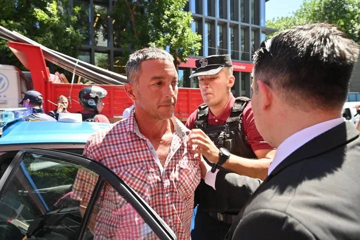 gastón botella milei 1