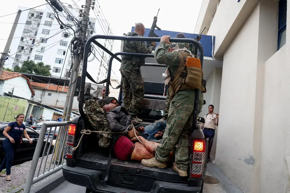 policias-trasladan-los-cuerpos-al-hospital-foto-reutersaline-massuca-CTZDS5KZGJ5WW3VG7R7A5WEUF4