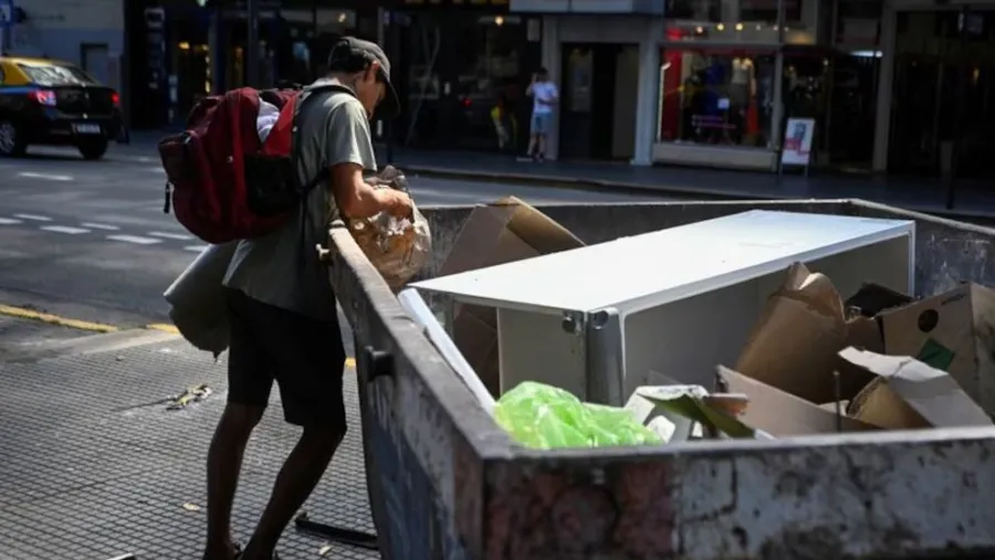 pobreza-joven-revolviendo-contenedor-de-basura.jpg