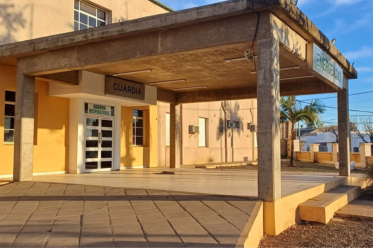 Chocó en moto y, mientras lo atendían en el hospital, descubrieron que llevaba cocaína y marihuana en un bolso