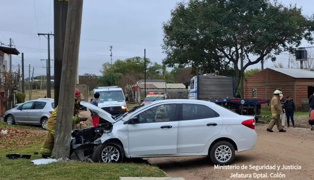 Beba salió ilesa de milagro tras un violento choque contra un árbol y columnas de energía