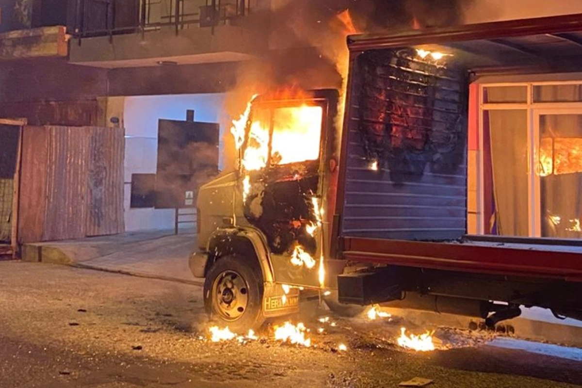 Un video reveló cómo incendiaron el camión en Ituzaingó: tres jóvenes quedaron registrados en la escena