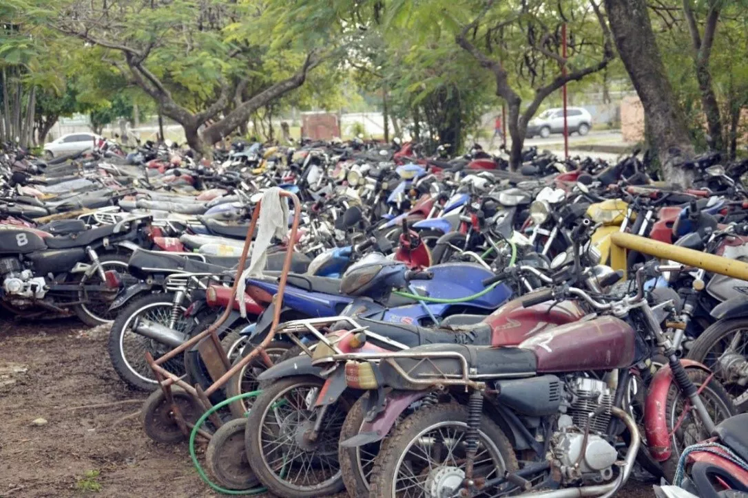 Motos