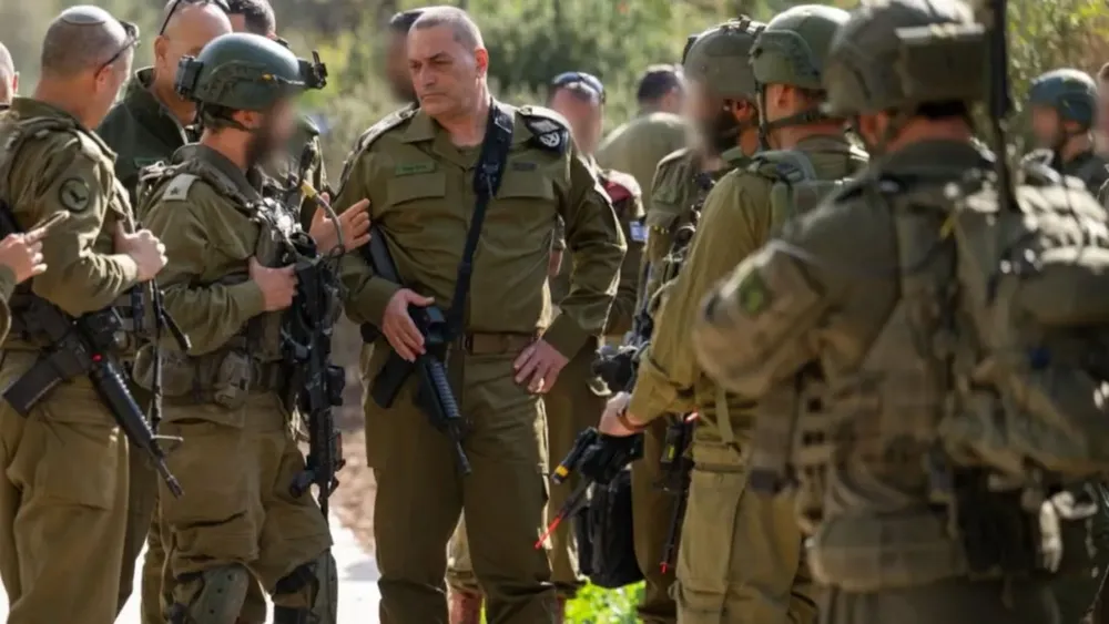 el-jefe-del-ejercito-israeli-eyal-zamir-centro-conversa-con-un-grupo-de-militares-foto-cortesiathe-i