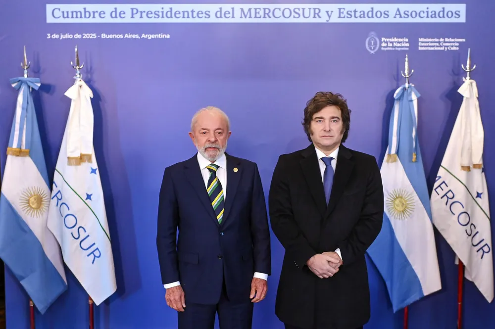cumbre-del-mercosur-argentina-lula-da-silva-junto-javier-milei