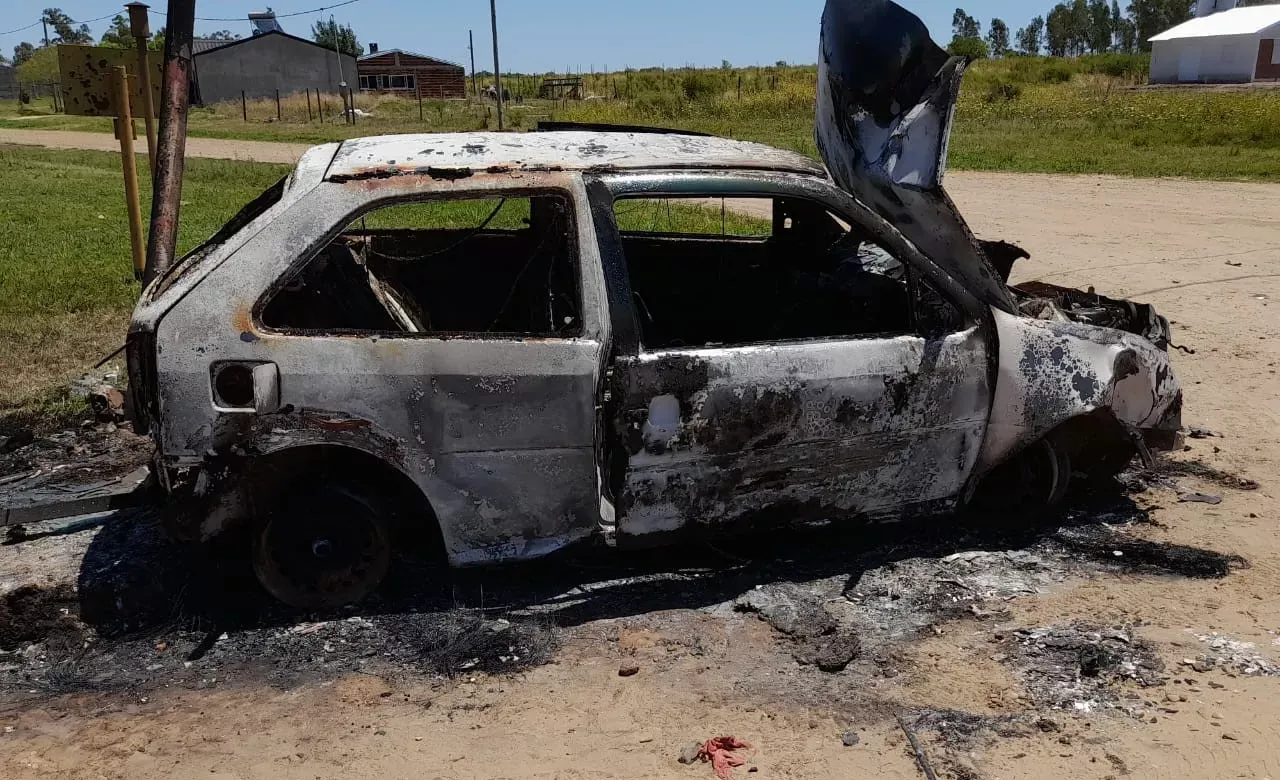 Incendio vehículo Los Charrúas2