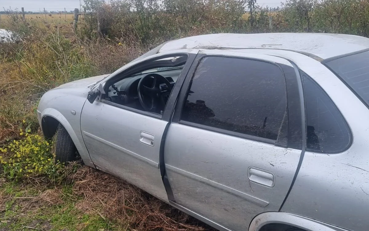 Despiste, vuelco y rescate en la ex Ruta 18: la conductora terminó herida entre las malezas