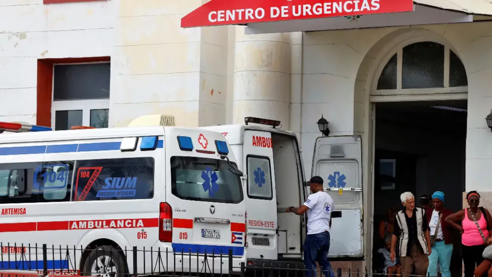 fotografia-que-muestra-dos-ambulancias-frente-al-centro-de-urgencias-medicas-del-hospital-calixto-garcia-en-la-habana-foto-efe-ernesto-mastrascusa-E425ECEEW5FVNOL2AR5HGJHEUI
