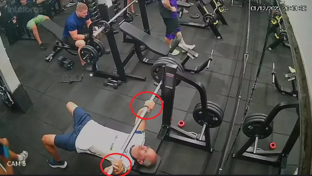 los-expertos-apuntaron-a-un-error-en-la-tecnica-de-agarre-de-la-barra-foto-captura-de-video-EE4OVFZQ5BH3RAFIE2X3HJXK5A