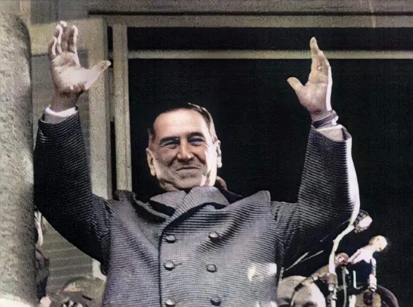 mejor foto de peron en el balcon para tapa suplemento