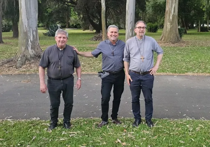 Gustavo Carrara, Roberto Álvarez y Enrique Martínez Ossola, obispos de la Comisión Nacional de Cáritas. Foto caritas.org.ar