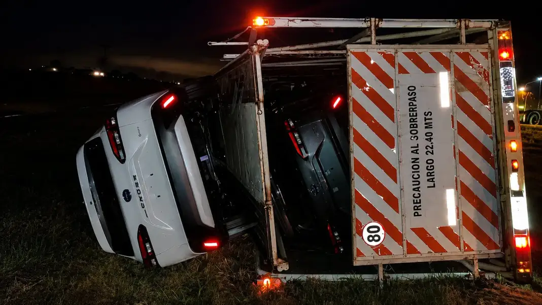 vuelco-camion-autos-cero-kilometros