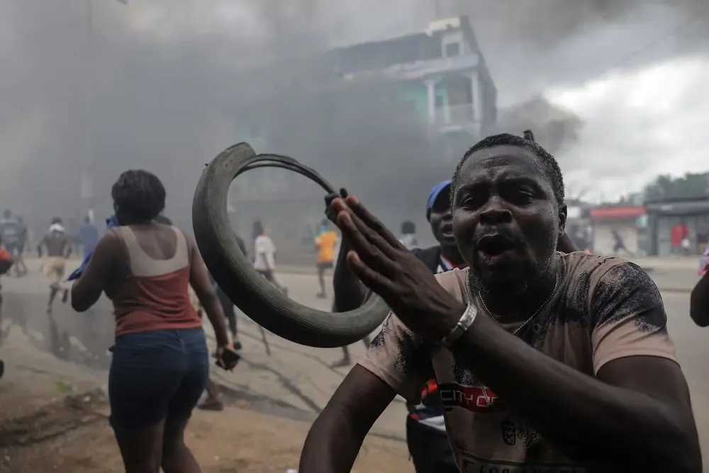 un-partidario-del-candidato-opositor-camerunes-issa-tchiroma-reacciona-durante-los-enfrentamientos-c