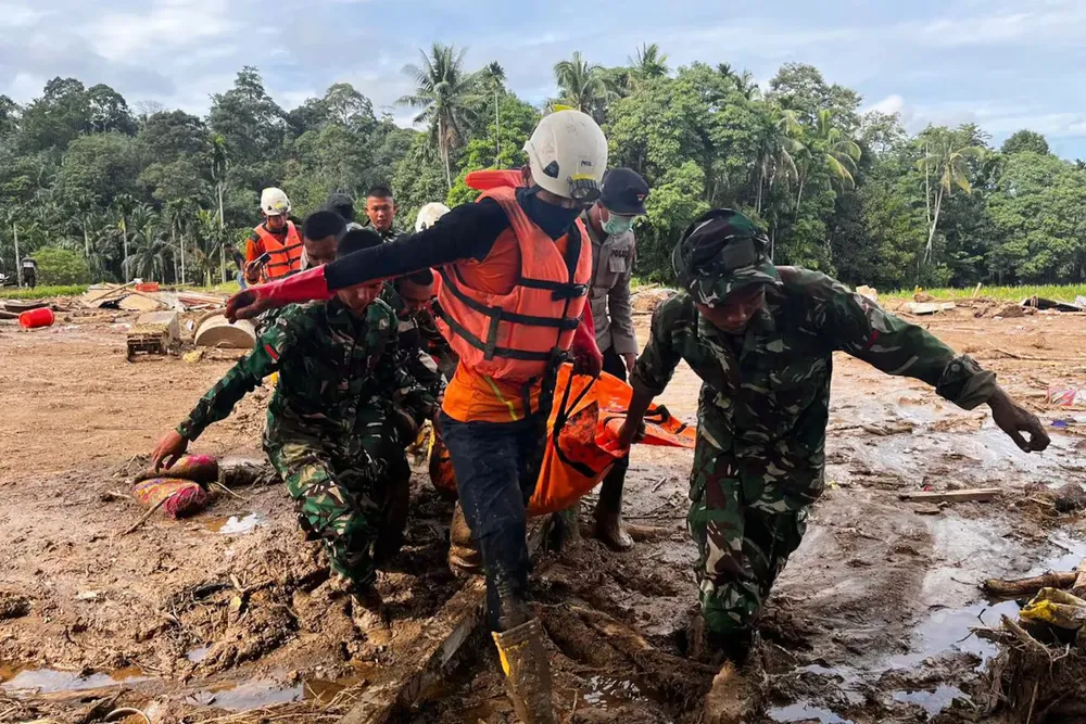 rescatistas-cargan-el-cuerpo-de-una-victima-de-las-inundaciones-en-agam-sumatra-occidental-indonesia-el-domingo-30-de-noviembre-de-2025-foto-apade-yuandha-6EUI3WU5BAS4OVMFPK5IXUOU3E