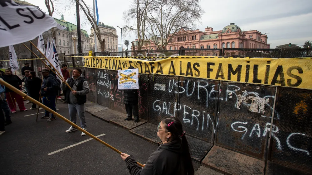 la-cgt-y-las-cta-marcharon-al-ministerio-economia-y-reclamaron-un-programa-refinanciar-deudas