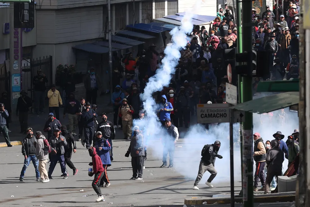 Continúa la violencia en Bolivia: graves enfrentamientos entre policías y manifestantes con dinamita