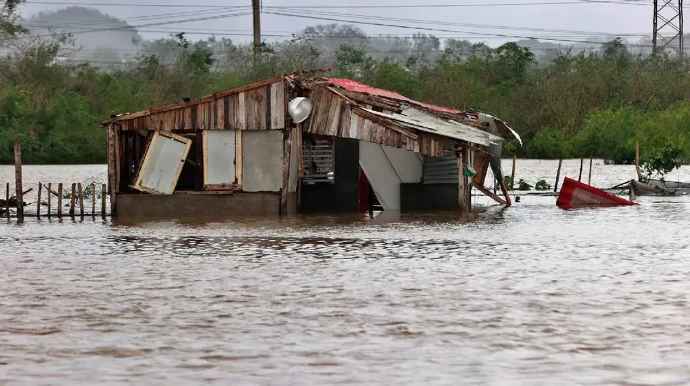 una-de-las-viviendas-inundadas-por-la-crecida-de-un-rio-este-miercoles-en-el-poblado-de-guama-en-santiago-de-cuba-foto-efeernesto-mastrascusa-3XGOE227Q5AMNBEJMVBUV2RAEA