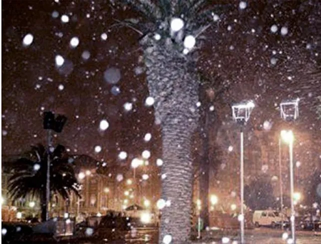 gran-cantidad-copos-nieve-comenzaron-caer-alrededor-las-015-esa-ciudad-balnearia