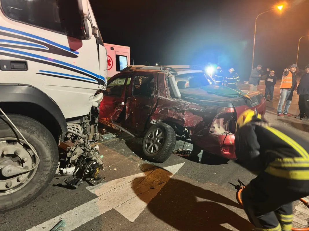 Tres personas fueron hospitalizadas tras un choque entre una camioneta y un camión en Ruta 16