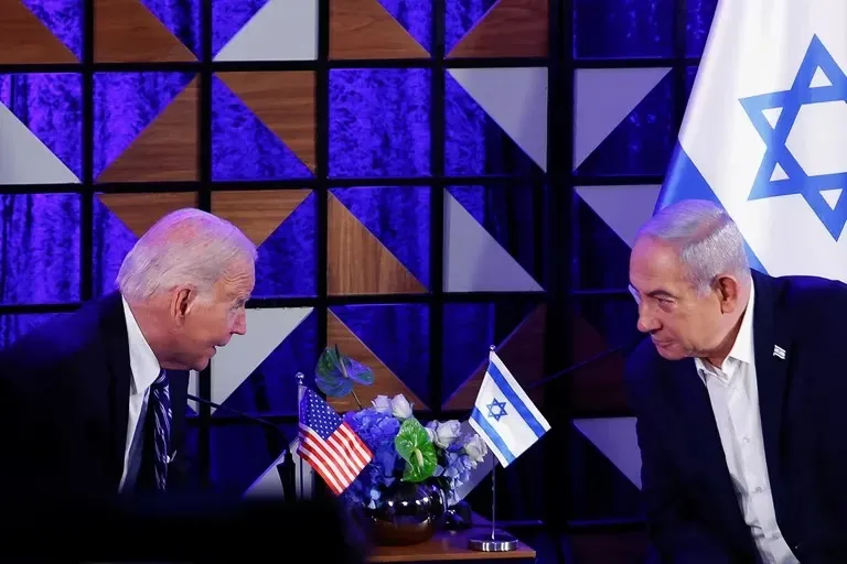 Joseph Biden y Benjamin Netanyahu susurran durante la reunión que mantuvieron en Tel Aviv para analizar el plan de guerra de Israel contra Hamas