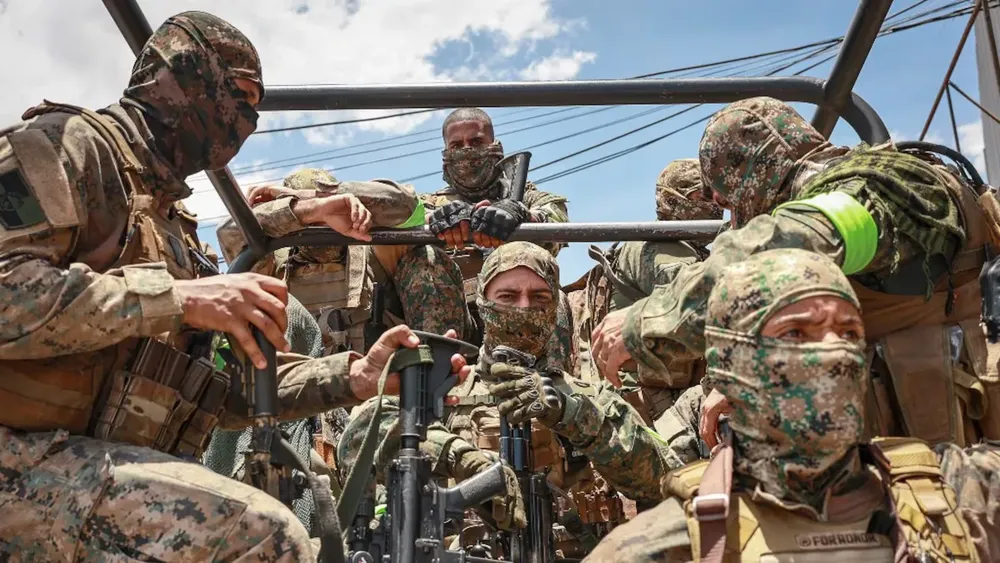 integrantes-de-las-fuerzas-militares-de-rio-de-janeiro-patrullan-durante-la-segunda-fase-de-la-llamada-operacion-contencion-en-el-complejo-salgueiro-foto-efe-andre-coelho-G3T5FNZJW5HNRE2A7V3J2F7AGU.av