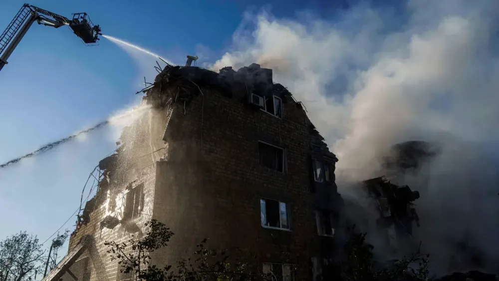 un-rescatista-extingue-el-incendio-de-una-casa-destruida-por-un-ataque-ruso-en-kiev-ucrania-foto-ape