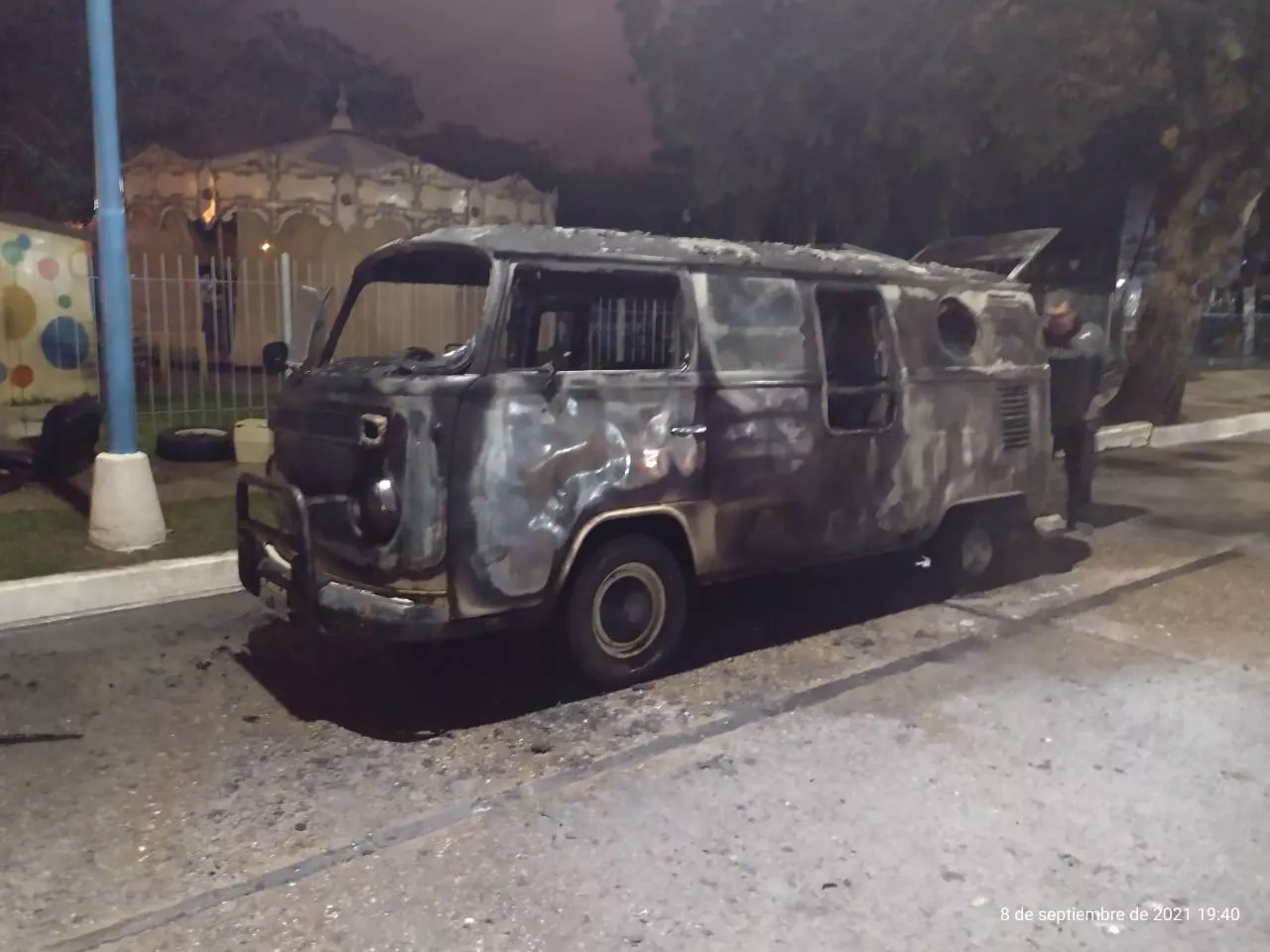 COMBI INCENDIADA (4)