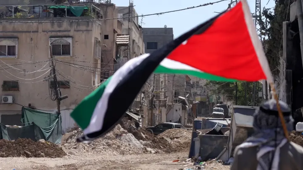 un-hombre-sostiene-una-bandera-palestina-mientras-soldados-israelies-realizan-una-operacion-en-el-campo-de-refugiados-de-tulkarem-en-cisjordania-foto-efe-2LT7HV27PJDBHI4Q7YJG432D5Q