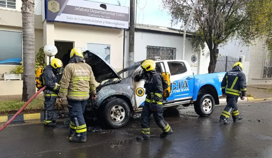 Se prendió fuego un patrullero e investigan un posible incendio intencional