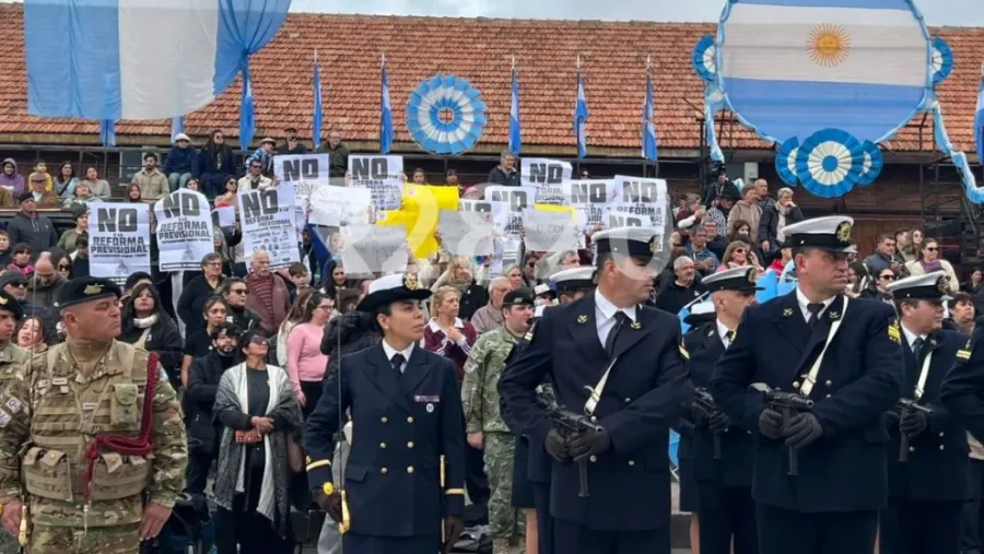 Agmer se manifestó en el acto de Mayo en Gualeguaychú y Davico los invitó a retirarse del lugar