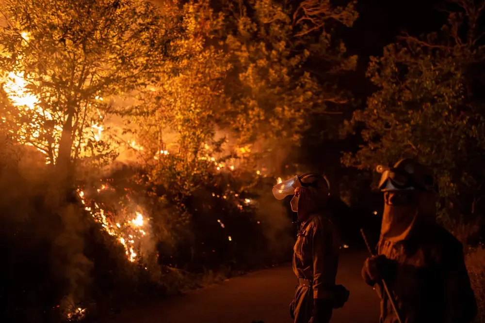 por-los-incendios-forestales-fueron-evacuadas-mas-de-30-mil-personas-foto-efe-brais-lorenzo-QYWKTSTV