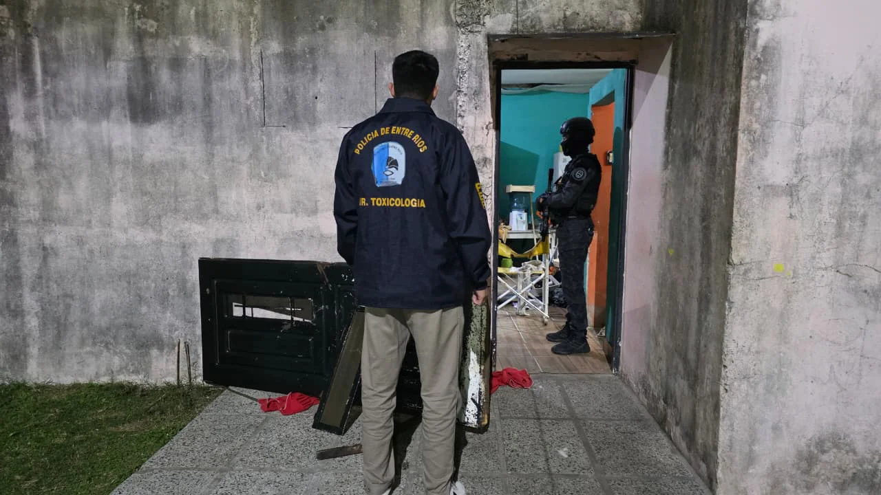 Allanamiento en el Ex Aeroclub: detuvieron a dos personas y secuestraron cocaína, celulares y casi $203.000 en efectivo