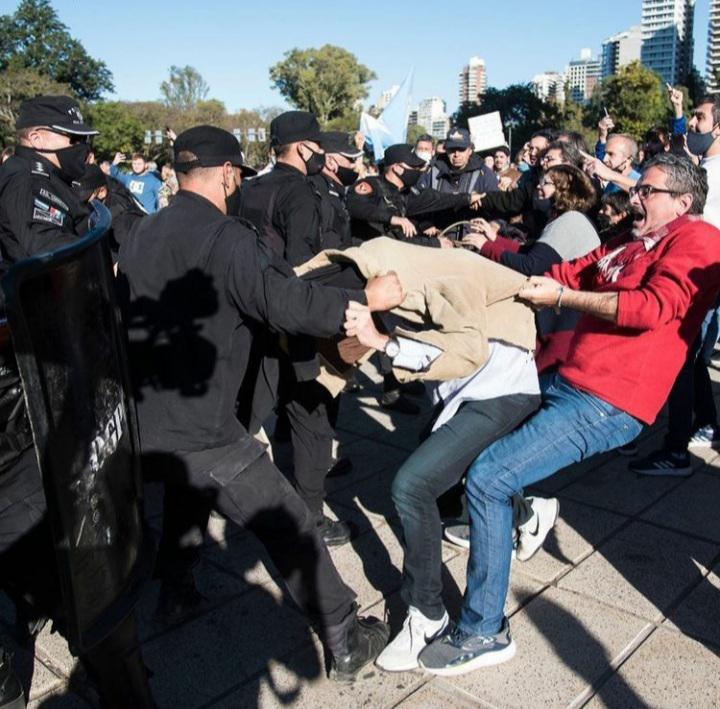 manifestantes en monumento a la bandera