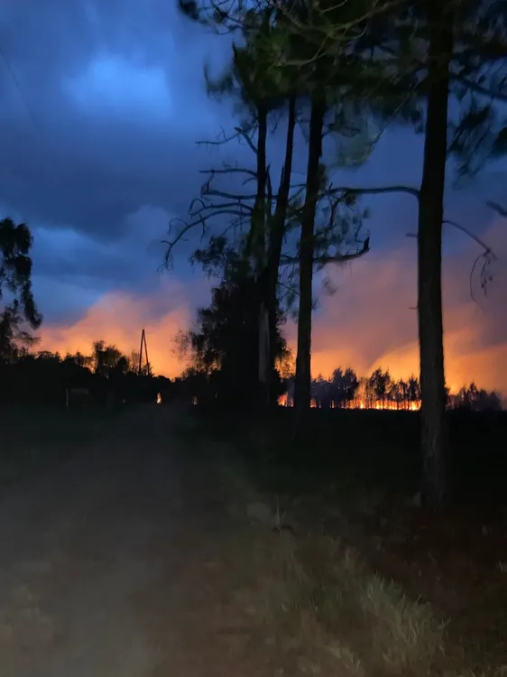 noche sigue el incendio