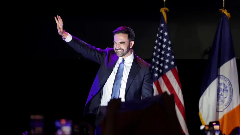 zohran-mamdani-saluda-a-sus-seguidores-luego-de-resultar-ganador-en-la-eleccion-por-la-alcaldia-de-nueva-york-foto-reutersjeenah-moon-3VGGYQCSLNFBPBVYZTUMQIWKPA