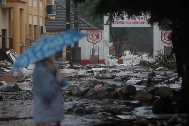 retrocede el rio y se ve el desastre en sinambu