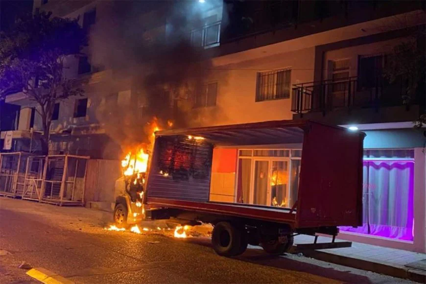 Investigan un incendio intencional que destruyó la cabina de un camión en Concordia