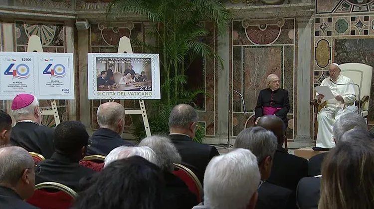 El papa Francisco lee durante el acto que se realizó en el Vaticano