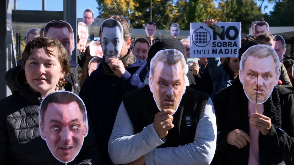 Con caretas de Manuel Adorni, trabajadores del INTI reclamaron ante la amenaza de 700 despidos