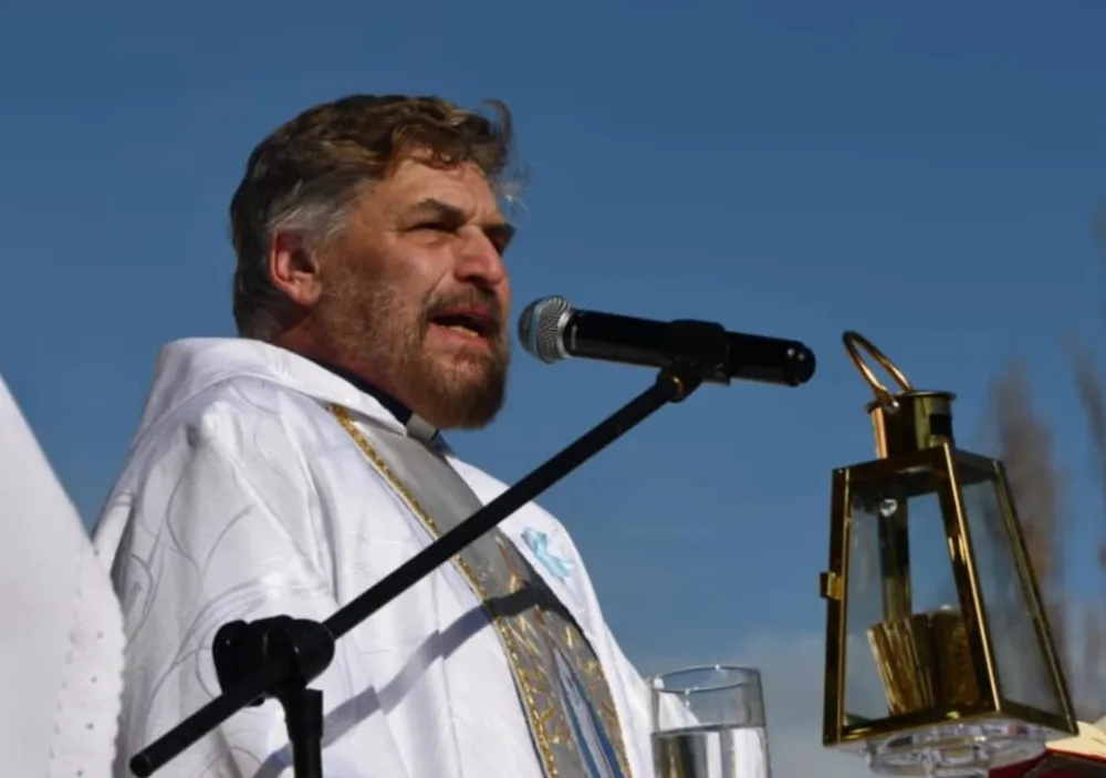 el-exorcista-que-lleva-mas-20000-casos-historias-vomitos-extranos-levitaciones-y-fuerza-herculea