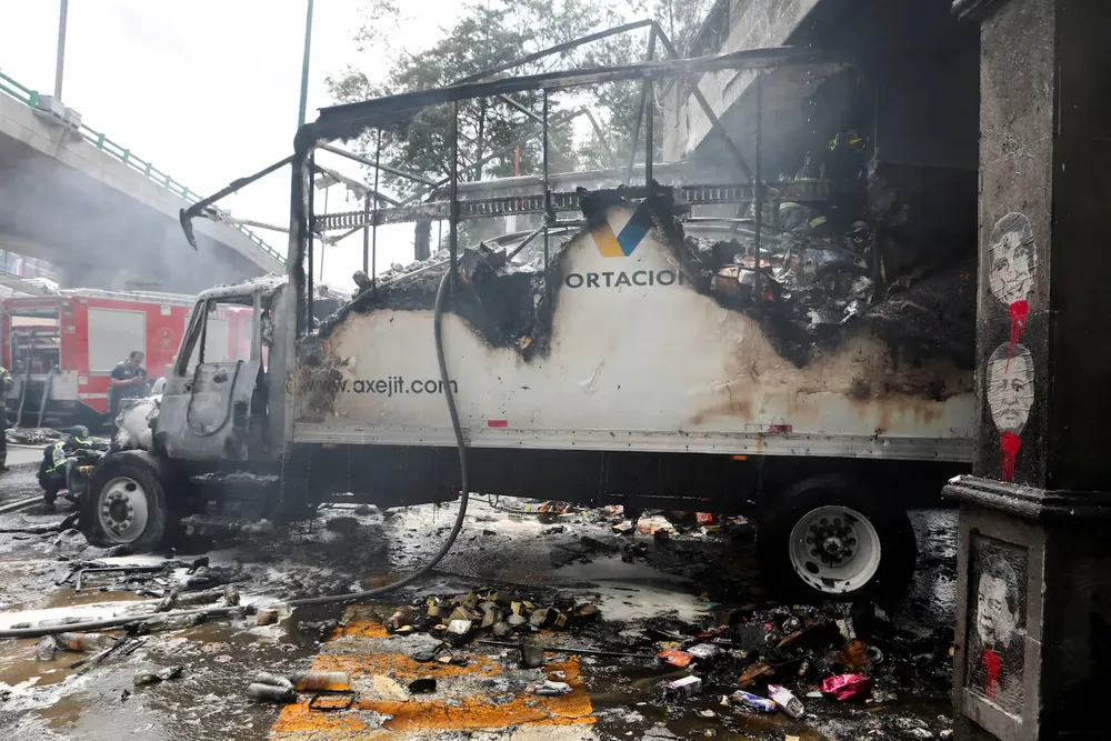 manifestantes-quemaron-un-camion-tras-derribar-la-puerta-de-un-cuartel-en-ciudad-de-mexico-foto-reuters-MPR62RW5HZEFNOUS2U5ZZ4DPTQ