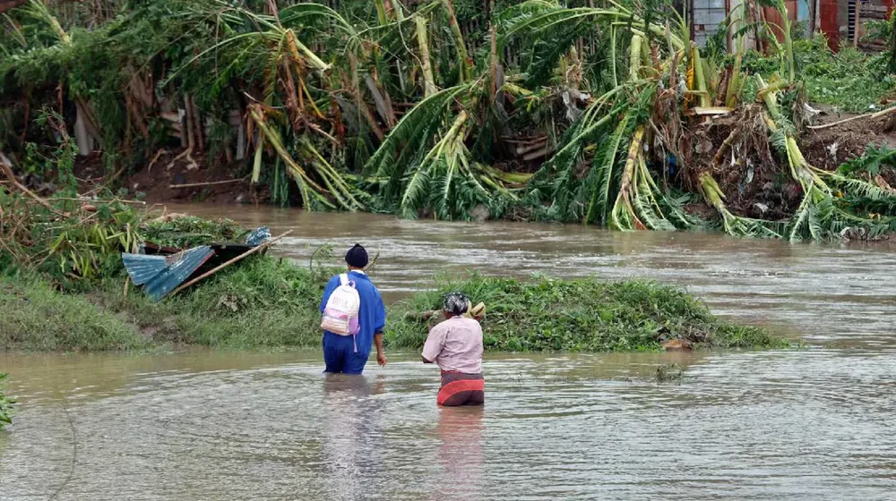 personas-cruzan-un-rio-crecido-este-miercoles-en-el-poblado-de-guama-en-santiago-de-cuba-melissa-provoco-inundaciones-crecidas-de-rios-y-corrimientos-de-tierras-en-el-este-cubano-foto-efe-ernesto-mast