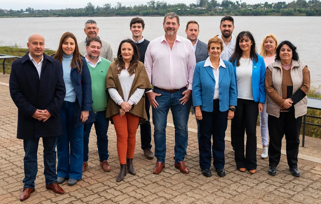 ARMANDO Y MIREYA CON CONCEJALES-92