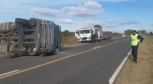 Tres personas hospitalizadas tras el vuelco de un camión en la Ruta 12