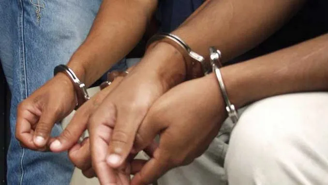 esposados_detenidos_capturados_21