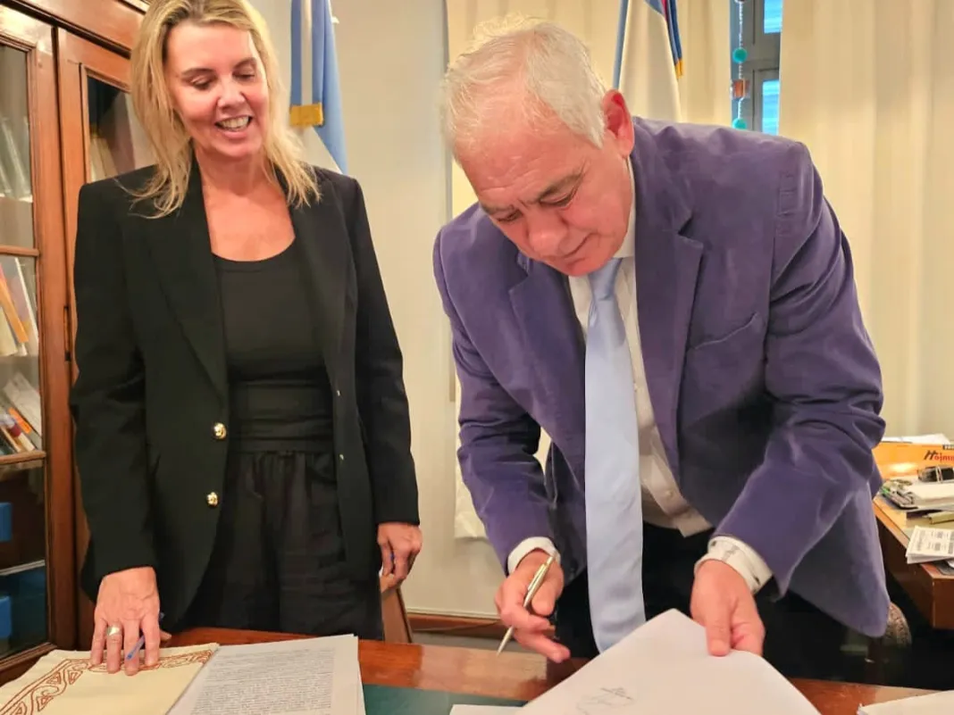 Benitez-firma-convenio-prevencio-de-la-tortura
