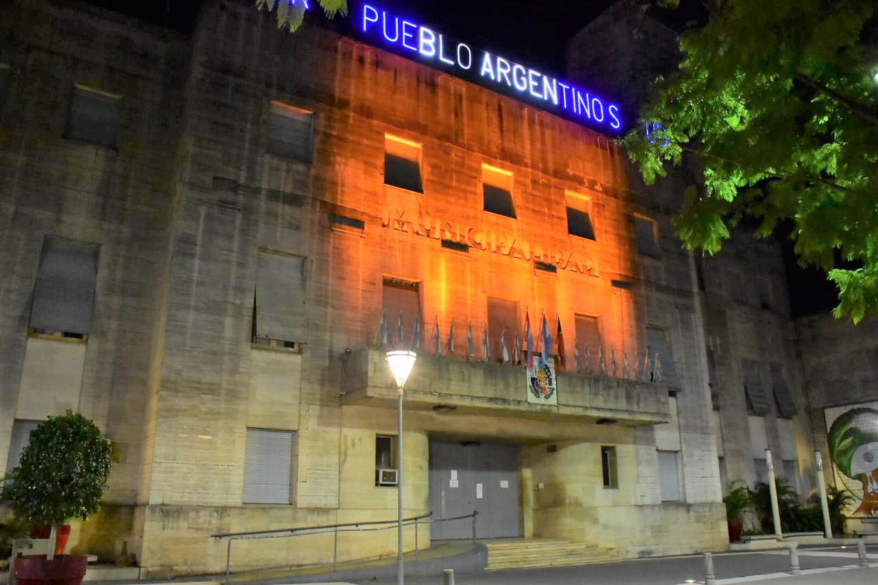 palacio municipal iluminado de naranja (3)