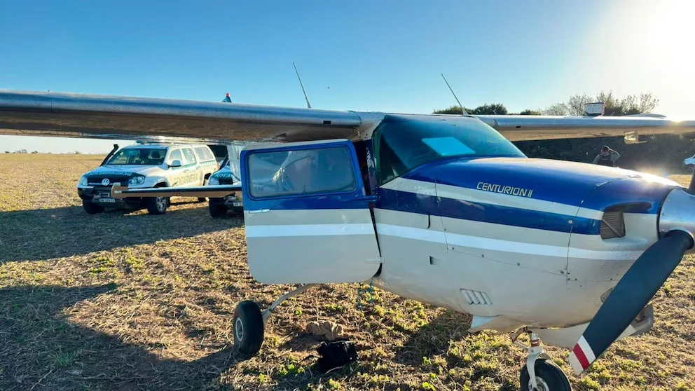 Incautaron otro avión repleto de cocaína en Santa Fe: fuga de película, autos quemados y un gendarme herido