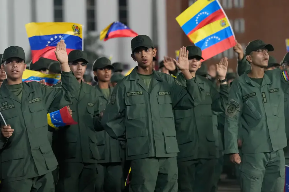 soldados-prestan-juramento-ante-el-presidente-nicolas-maduro-durante-un-acto-civico-militar-en-la-academia-militar-de-caracas-venezuela-el-martes-25-de-noviembre-de-2025-foto-apariana-cubillos-NNWSVQ2